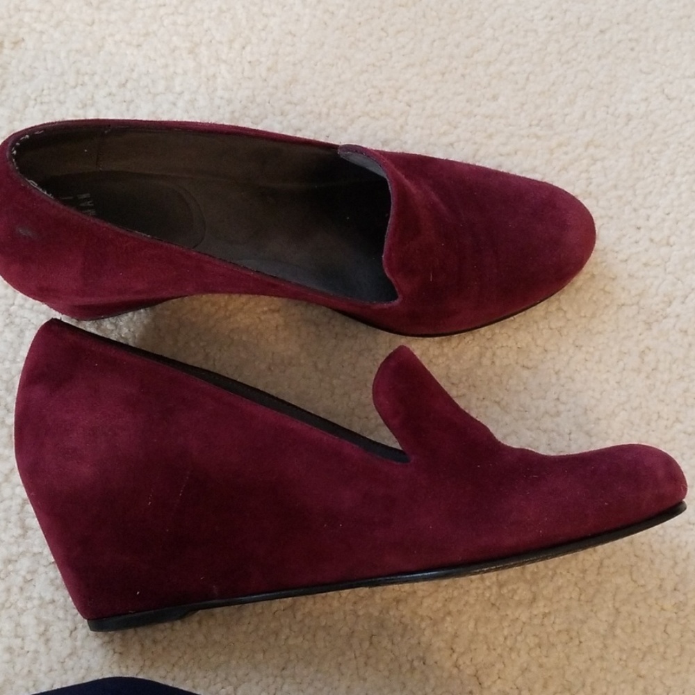 Stuart Weitzman Plum color suede EUC !!